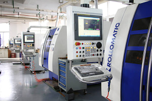 What are the advantages of CNC lathes compared with traditional lathes?